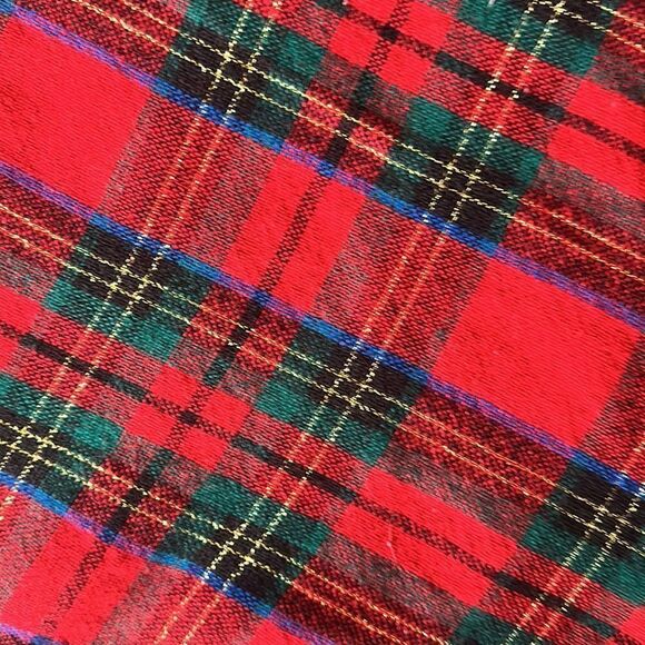 Tartan Plaid Round Tablecloth with Tasseled Runner! - Picture 5 of 11